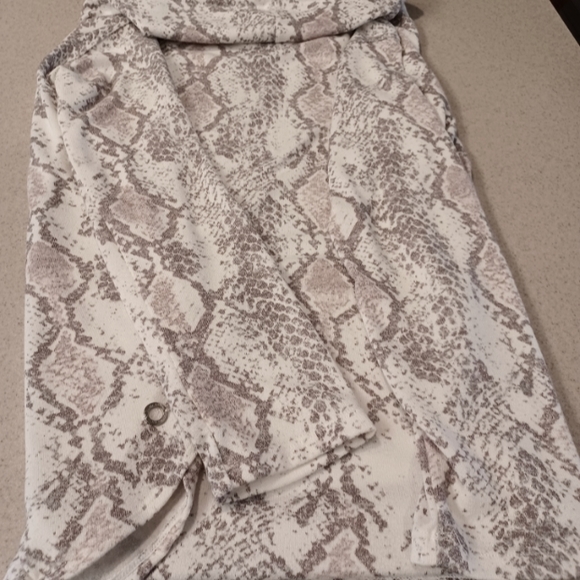 Calvin Klein Sweaters - Calvin Klein long sleeve top